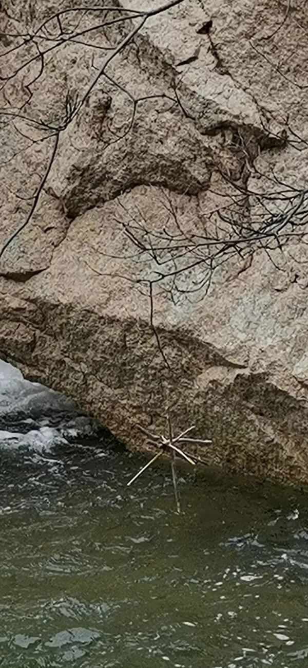 不可思議,這幾個木棍怎麼吊上去的? 不可思議,這幾個木棍怎麼吊上去的?