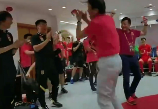 國足死敵伊朗大換血，正式解僱足協巨頭，球迷鼓掌慶祝喊話陳戌源