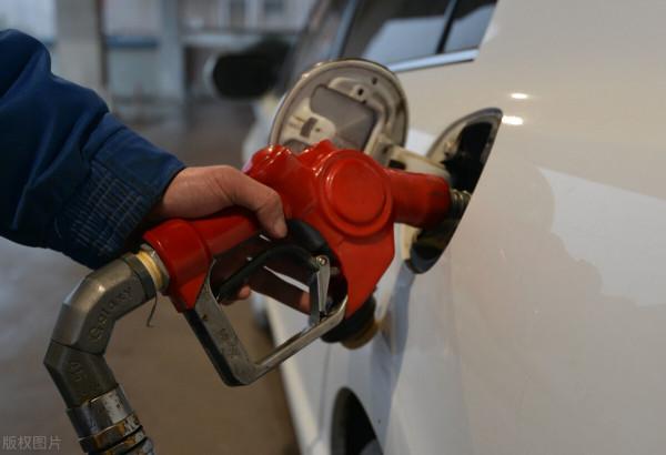 油價調整訊息：小跌微調大漲，12月27日，加油站新92、95汽油售價