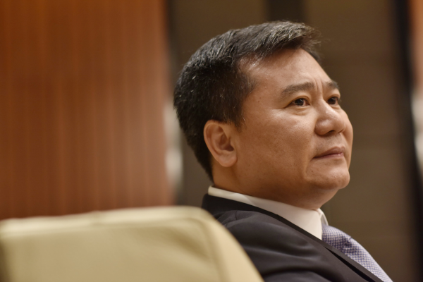 一次交杯，江蘇首富把200億送進恆大，現自身難保，半年虧34.5億