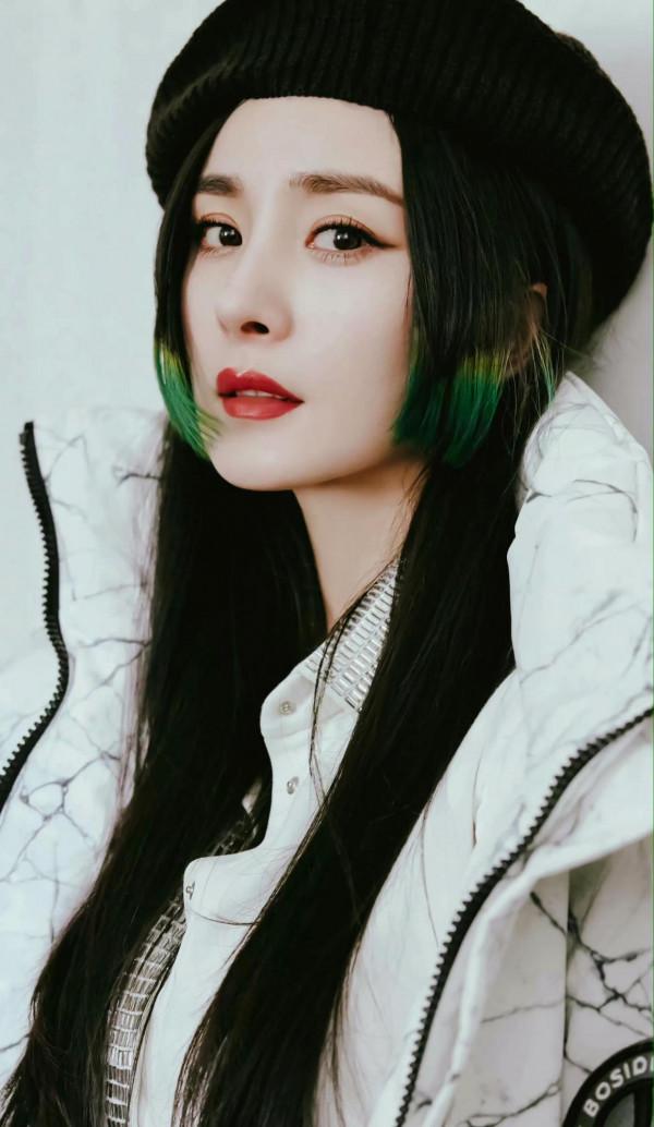 楊冪綠色挑染公主切造型，時尚又個性；貝雷帽點綴，高階感十足