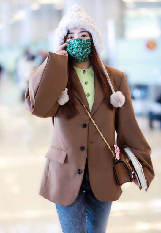 32歲的張含韻無需刻意扮嫩，毛球帽搭西裝溫柔有活力，少女感絕了