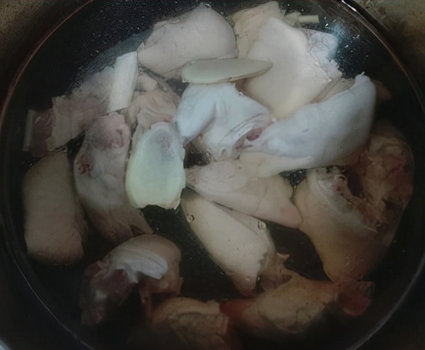 這樣做的紅燒豬腳太誘人了，手把手教你怎樣製作，看著就流口水