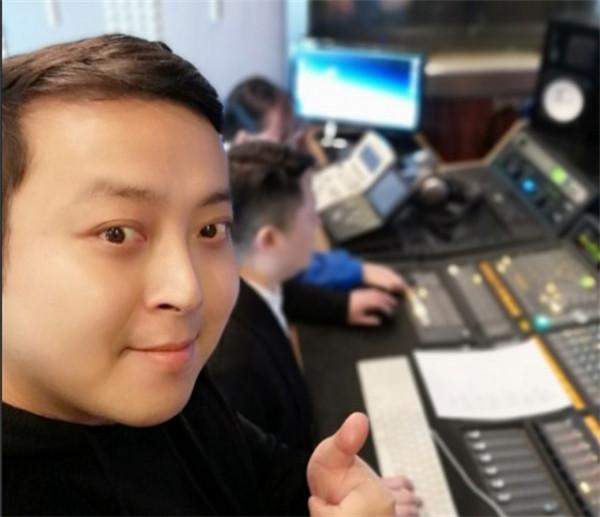 6年前主持人佟瑤在河邊溺水而亡，葬禮上哭到昏厥的丈夫今怎樣？