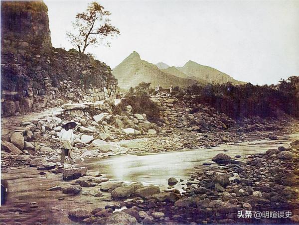 一百多年前，一個小尼姑被害，引出連環奇案，告誡世人什麼是報應