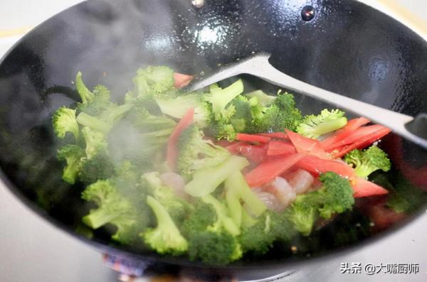 炒西藍花最忌焯水，老師傅教你一招，出鍋鮮嫩翠綠，營養還入味