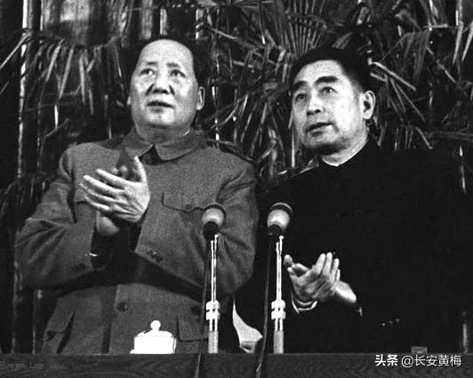 毛主席去看晚會，發現周總理還沒到，就在門口等著他