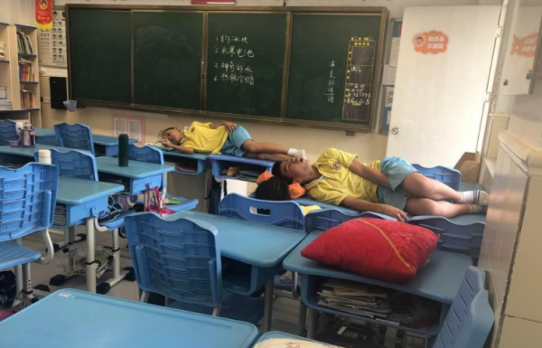 小學課桌改成“懶人椅”，午休可以躺著睡覺，家長卻迎來新的擔憂