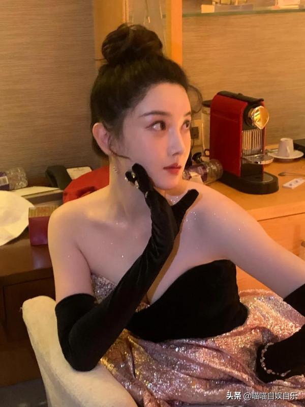 陳小紜冬日裙襬輕曳，入選“2021鳳凰網時尚之選”