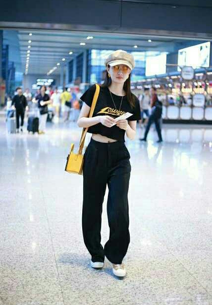 徐璐這造型沒點審美真駕馭不了,感覺好豔俗,還好她的氣質能撐住 徐璐這造型沒點審美真駕馭不了,感覺好豔俗,還好她的氣質能撐住