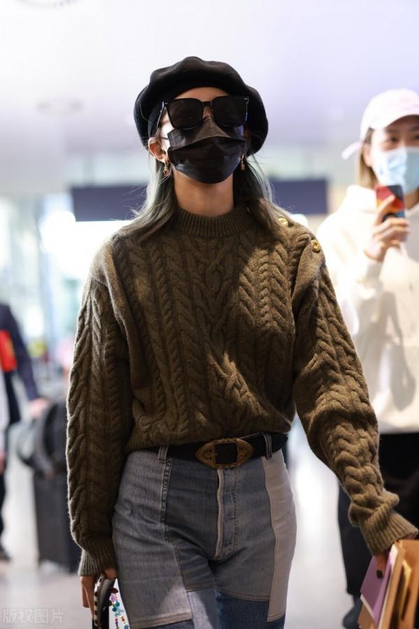 孟美岐穿墨綠色絞花毛衣搭配拼接直筒牛仔褲,戴貝雷帽溫暖時髦 孟美岐穿墨綠色絞花毛衣搭配拼接直筒牛仔褲,戴貝雷帽溫暖時髦