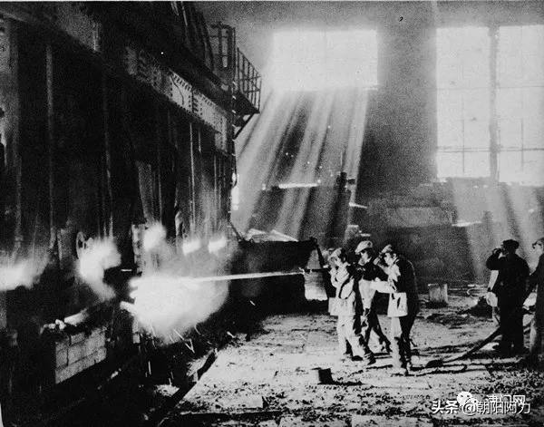 五十年代催人奮進的老照片：毛主席來到十三陵水庫參加義務勞動