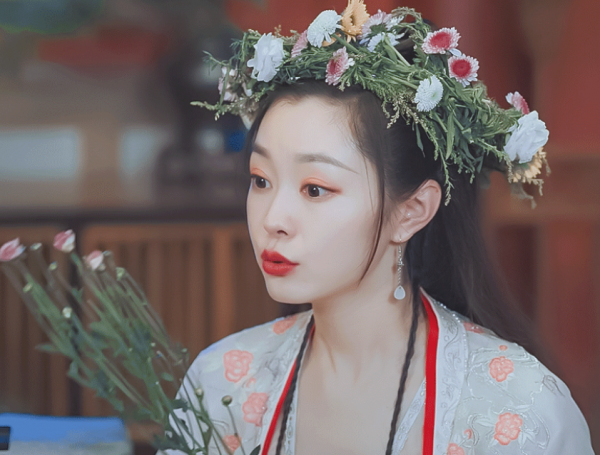 女星的頭戴花環造型，劉亦菲仙氣飄飄，殷桃顯老，孫儷像戴了鳥窩
