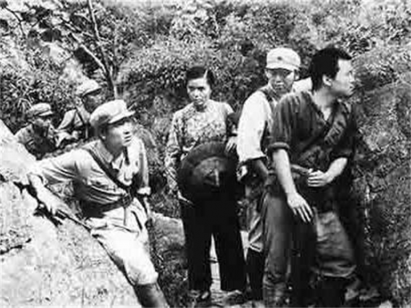 解放軍正在剿匪,一群村民扛著紅旗敲鑼打鼓出村,連長預感有異樣 解放軍正在剿匪,一群村民扛著紅旗敲鑼打鼓出村,連長預感有異樣