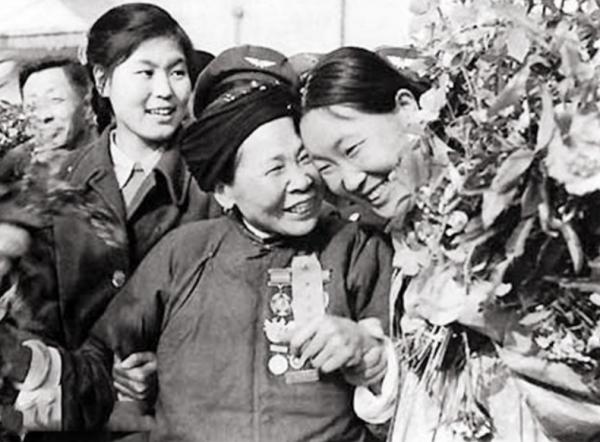 黃繼光母親鄧芳芝，見毛主席3次沒掉淚：我們都是烈屬，怕他難過