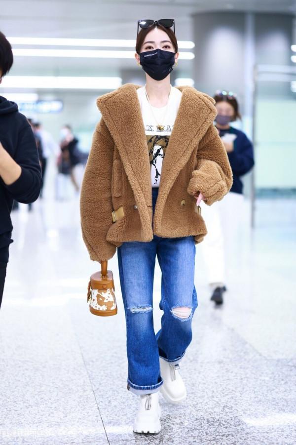 吳謹言穿棕色羊羔絨外套搭配破洞牛仔褲,腳踩白色短靴可愛減齡 吳謹言穿棕色羊羔絨外套搭配破洞牛仔褲,腳踩白色短靴可愛減齡