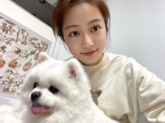 &OpenCurlyDoubleQuote;國民閨女&rdquo;馮琳，從領誦員到衛視春晚主持人，她的進步肉眼可見