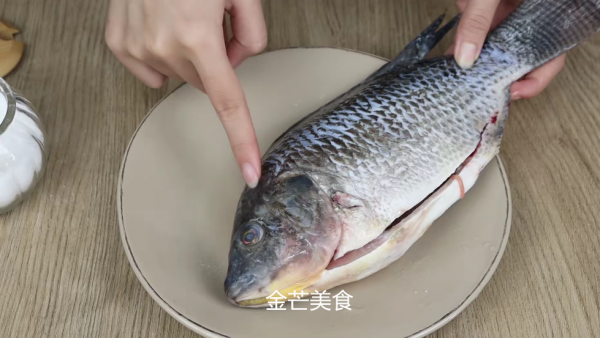 解凍魚不能直接用水泡,海產老闆教我一招,解凍後和新鮮買的一樣 解凍魚不能直接用水泡,海產老闆教我一招,解凍後和新鮮買的一樣