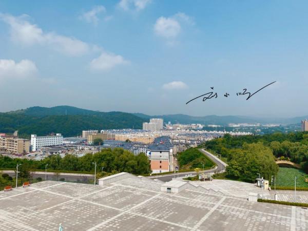 遼寧省“著名”的邊境城市，位於中國海岸線的最北端，遊客也很多