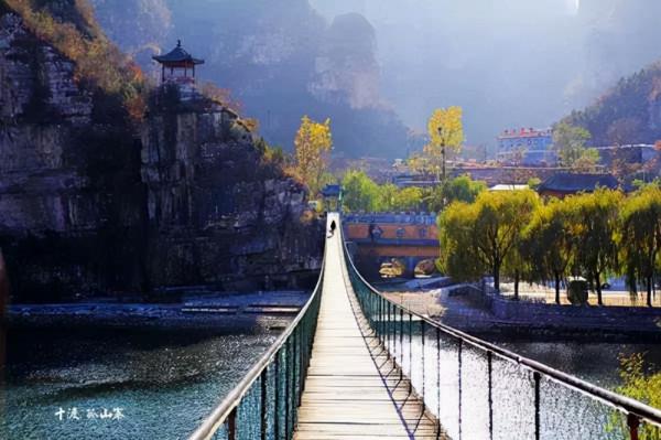 十渡最有名的必去景區，可以漂流、竹筏、爬山、玩水