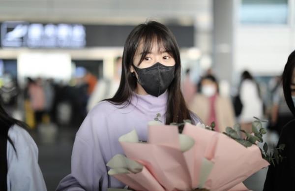 袁冰妍私下裡穿得真甜，一身淡紫色裝扮好溫柔，素顏也很清純