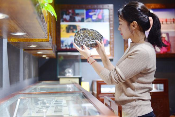 隕石每克拉一萬,貴州女孩有400公斤卻不出售?愛好不能用錢衡量 隕石每克拉一萬,貴州女孩有400公斤卻不出售?愛好不能用錢衡量