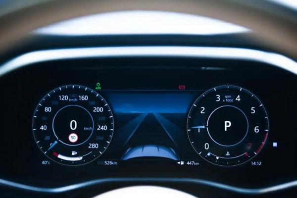 將5米長的捷豹XFL開上賽道？！沒錯，油門到底的那種