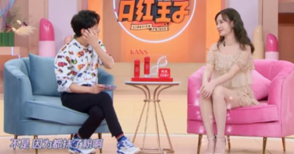 ​baby穿開叉露背裙走紅毯，鎖骨清瘦白到發光，全身塗滿粉太誇張