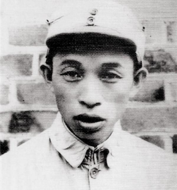 連長在戰鬥中不慎從屋頂摔下去，陰差陽錯立下了頭功