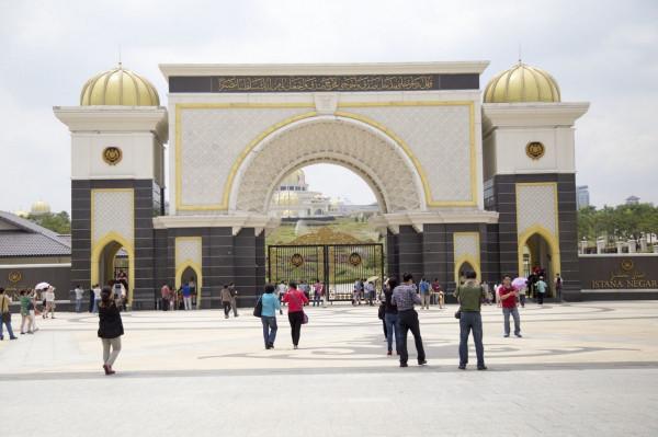 馬來西亞最美王妃，婚後不堪奴役逃離王室，後控訴王子遭無人執法