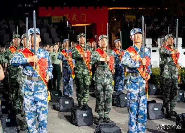 持劍上崗?這樣的操作簡直帥炸了 持劍上崗?這樣的操作簡直帥炸了