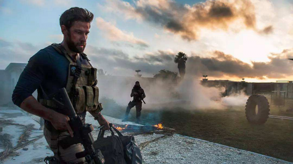 《危機13小時》背後真實事件：6個兵王重回戰場，狙殺150名暴徒