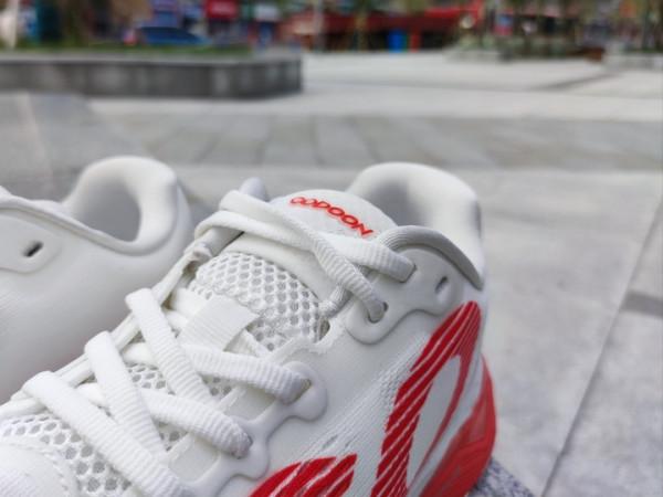 咕咚智慧跑鞋21K馭風體驗 緩震媲美亞瑟士 軟彈媲美李寧䨻