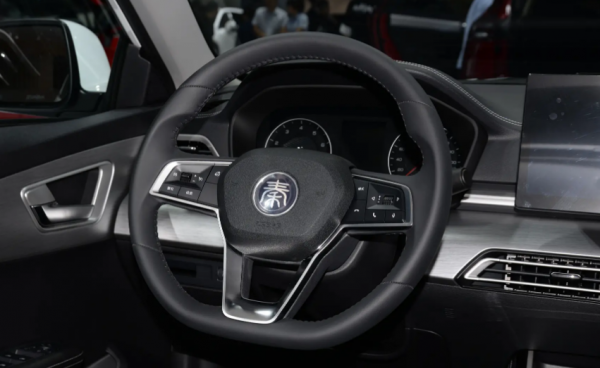 科技感十足的家用車，比亞迪秦價格親民，平順性較強