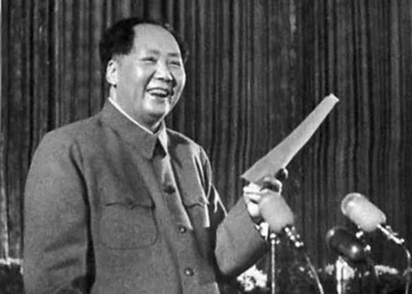 敵人懸賞：抓活的賞5000，死的賞3000，司令得知給了他8名警衛員