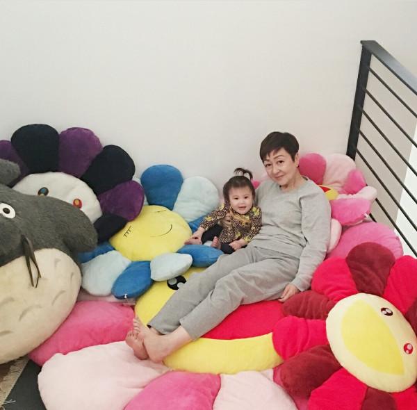 陳冠希母親和孫女溫馨同框,Alaia身高矚目,奶奶染金髮超時髦 陳冠希母親和孫女溫馨同框,Alaia身高矚目,奶奶染金髮超時髦