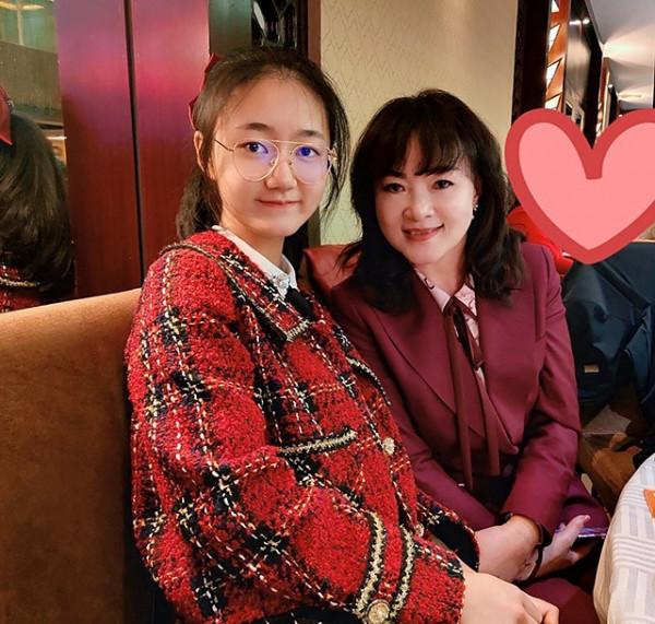 “深圳玫瑰”邢丹葬禮：與老公叢飛合葬，五歲女兒痛哭，千人送別