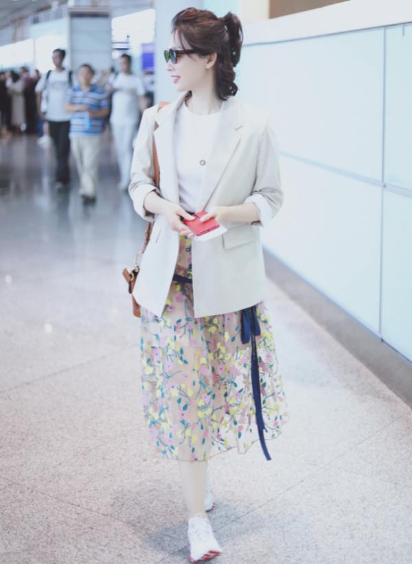 如何把碎花裙穿出秋日氛圍感？看陳數就知道，這樣選簡單還顯氣質