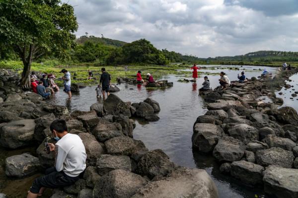 海南：在久溫塘冷泉體驗&OpenCurlyDoubleQuote;小魚按摩&rdquo;