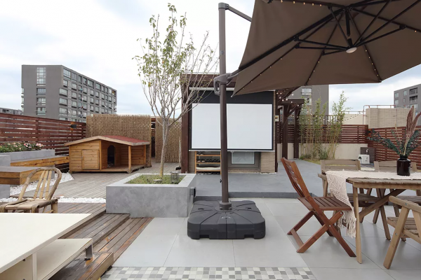 147平的複式大宅，樓頂弄個露天影院，讓人羨慕不已