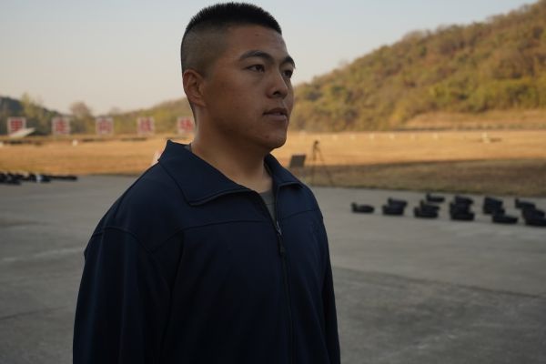 文弱書生的手上長出老繭，運動健將的理論知識考了87分，新兵營讓他們文武雙全