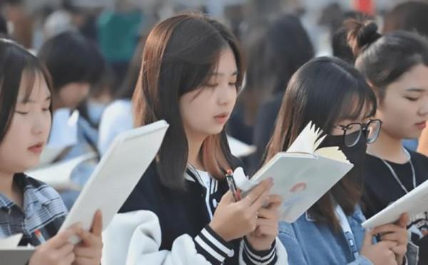 最美翻譯官張京，16分鐘臨場速譯驚豔全場，傳遞中國之聲