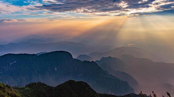 大美峨眉山 雲霧繚繞 仙氣飄飄
