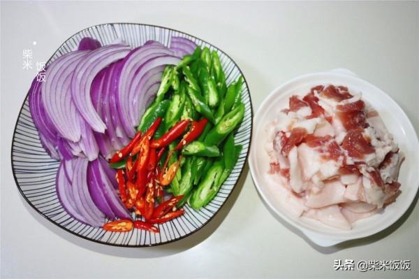 這道菜簡單又好吃，大火快炒，幾分鐘上桌，香辣開胃吃不夠