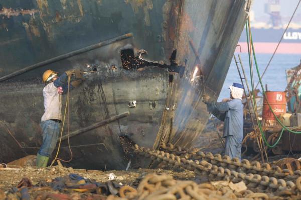 是興國產業還是“吃人”？進口拆船業的背後，是幾萬工人的血淚