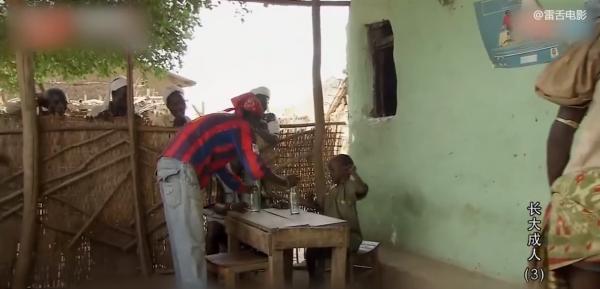 非洲大叔下水採鹽,每天泡水裡幾個小時,面板全被腐蝕!紀錄片 非洲大叔下水採鹽,每天泡水裡幾個小時,面板全被腐蝕!紀錄片