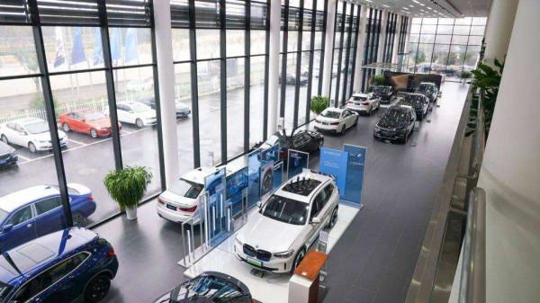 沒有中間商賺差價！特斯拉的直營模式顛覆了傳統4S店