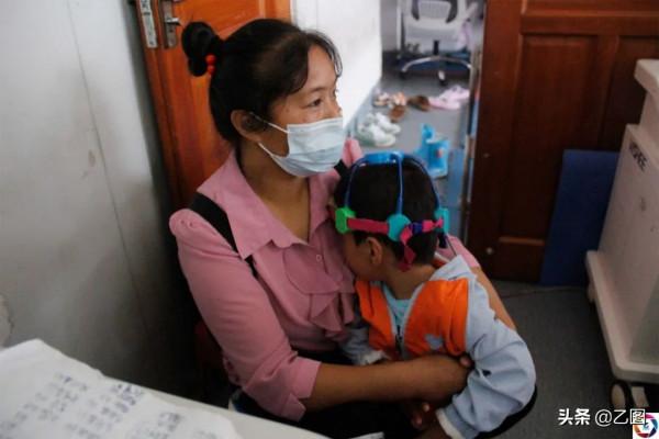 雲南一對雙胞胎兄弟，弟弟比哥哥晚1小時出生，誰料命運差之千里