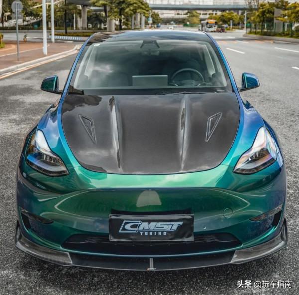 特斯拉Model Y全面改裝,碳纖維寬體鑽石綠變色膜回頭率爆棚 特斯拉Model Y全面改裝,碳纖維寬體鑽石綠變色膜回頭率爆棚