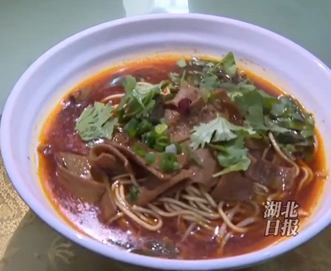 聶海勝說最想吃家鄉的牛肉麵，大師直接去聶海勝弟弟家裡傳授技藝